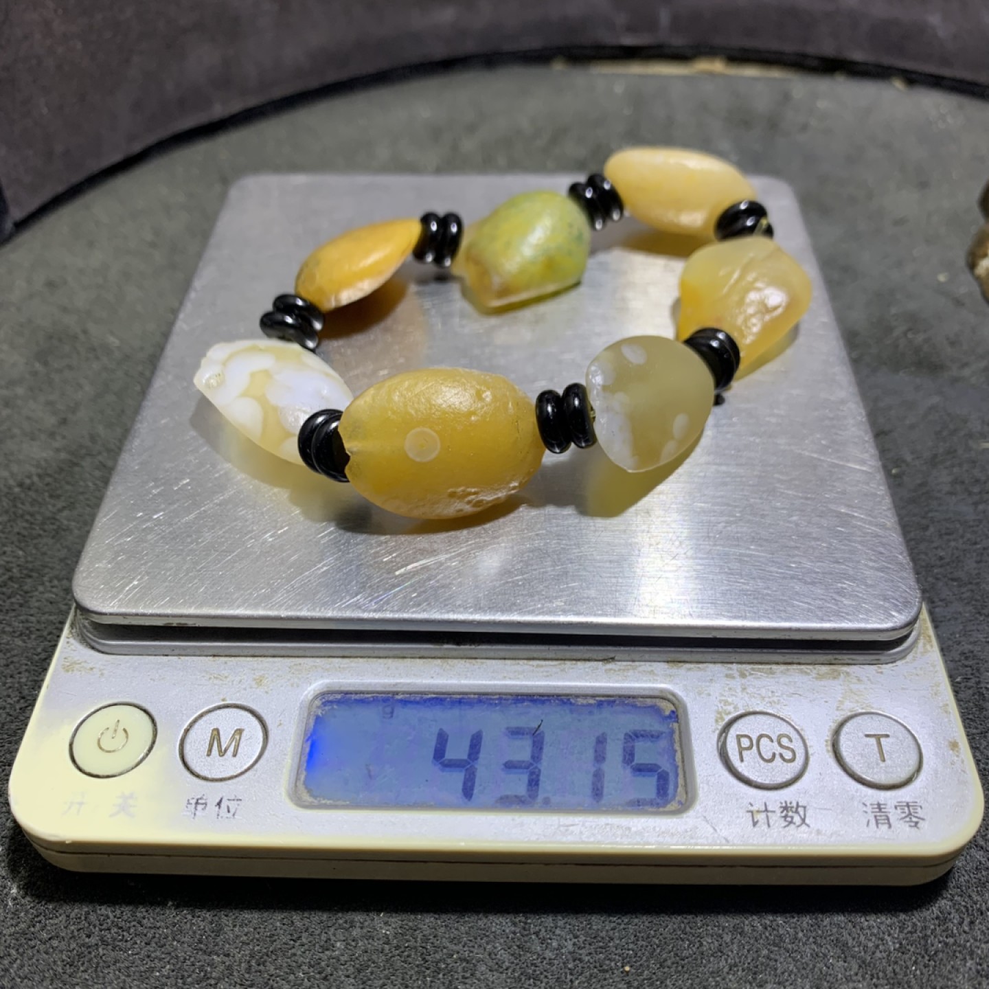精美阿拉善彩珠玛瑙原石手串一条