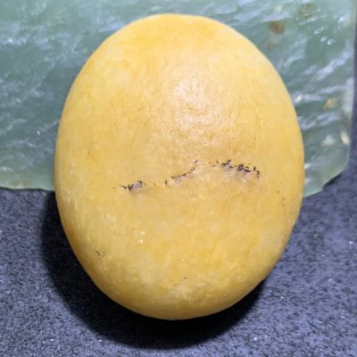 精美天然地表黄白料金丝玉籽料原石一块， 精美天然地表黄白料金丝玉籽料原石一块，