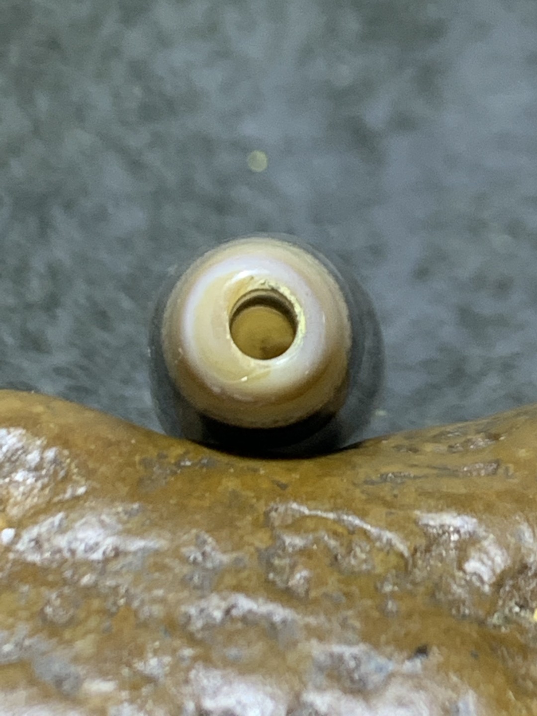 高玉化缠丝玛瑙随形通货桶珠一个，
