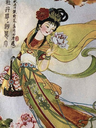 唐卡织锦刺绣古典人物刺绣画  二十四花神 牡丹仙子图，长120厘米，宽60厘米，喜欢的朋友不要错过 织锦也叫彩织，是一种有花纹图案的织品，及书画为底本用织锦工艺织成的书画作品。画面光泽鲜活，富有立体感、品质档次高、价格适中，具有不易褪色、易于收藏等特点，被当今人们奉为送礼上品。