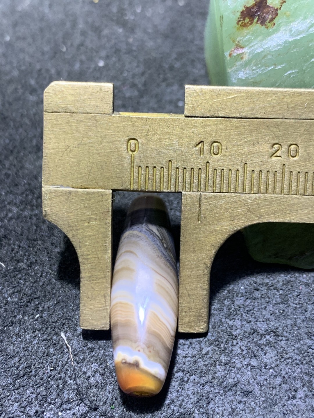 高玉化缠丝玛瑙随形通货桶珠一个，