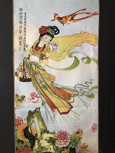 唐卡织锦刺绣古典人物刺绣画  二十四花神 牡丹仙子图，长120厘米，宽60厘米，喜欢的朋友不要错过 织锦也叫彩织，是一种有花纹图案的织品，及书画为底本用织锦工艺织成的书画作品。画面光泽鲜活，富有立体感、品质档次高、价格适中，具有不易褪色、易于收藏等特点，被当今人们奉为送礼上品。