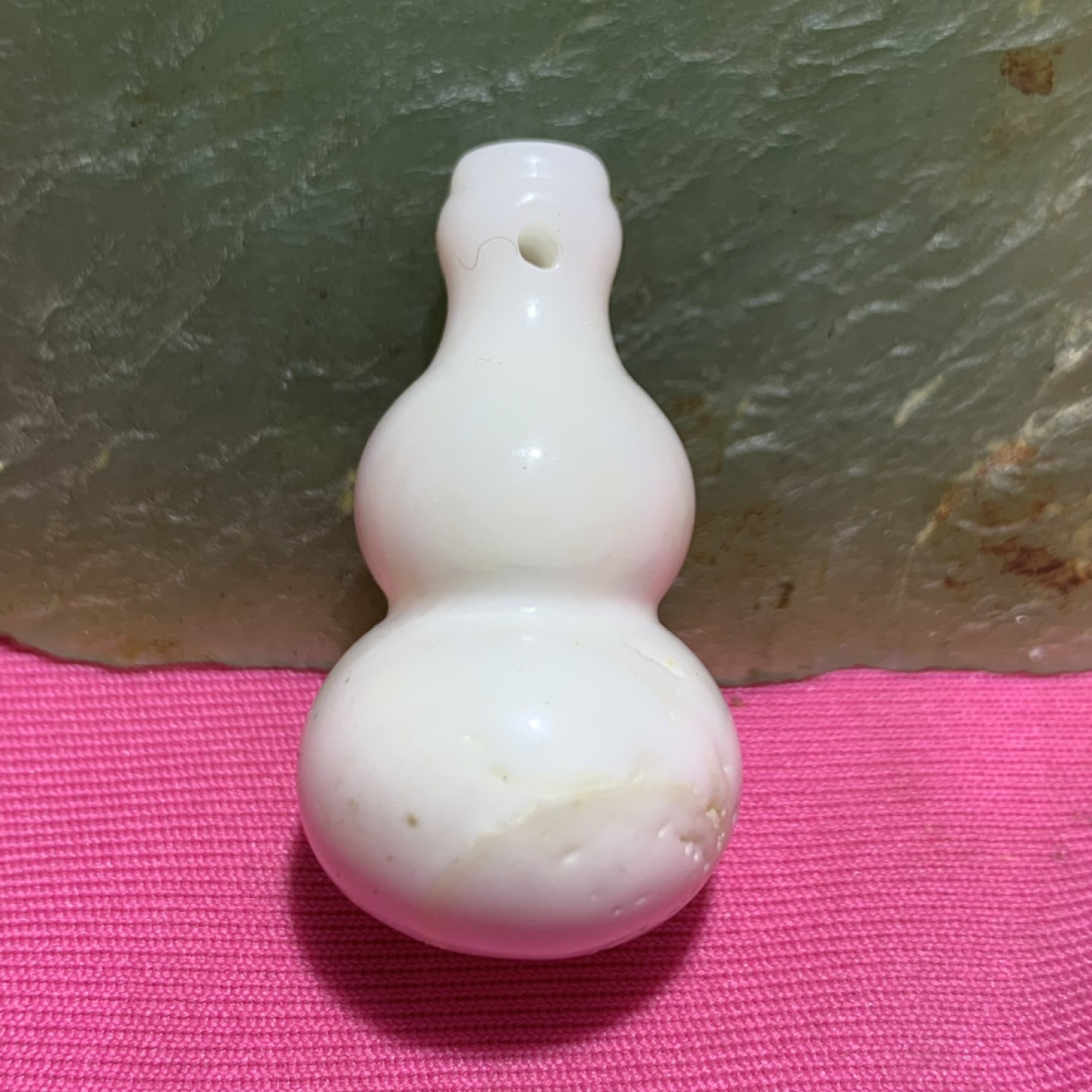 深海贝化玉葫芦吊坠一个，