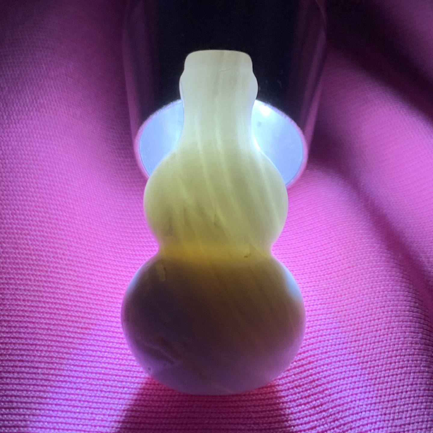 深海贝化玉葫芦吊坠一个，