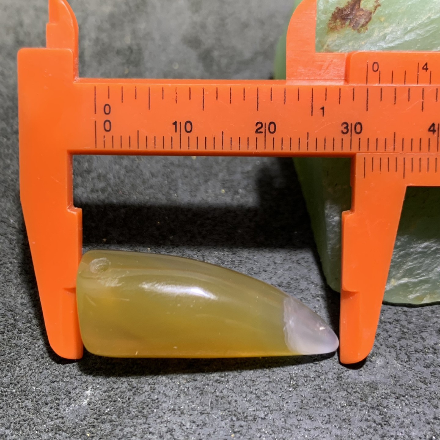 蒙料战国红玛瑙随形牙型吊坠一个