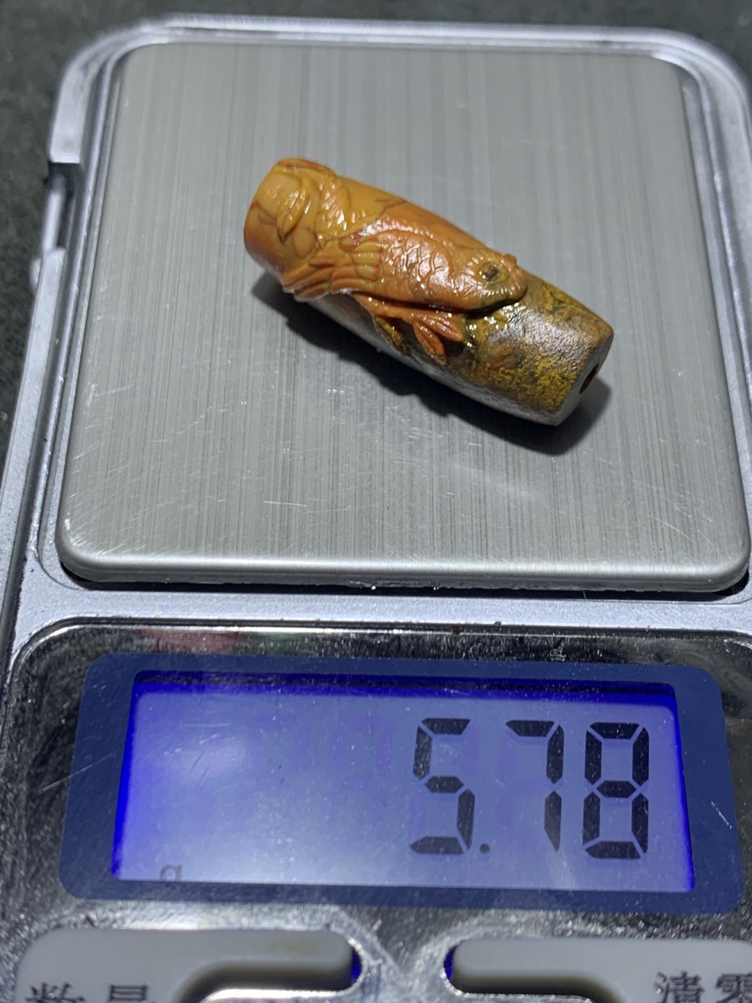 精美亚光战国红玛瑙俏色巧雕喜上眉梢桶珠一个