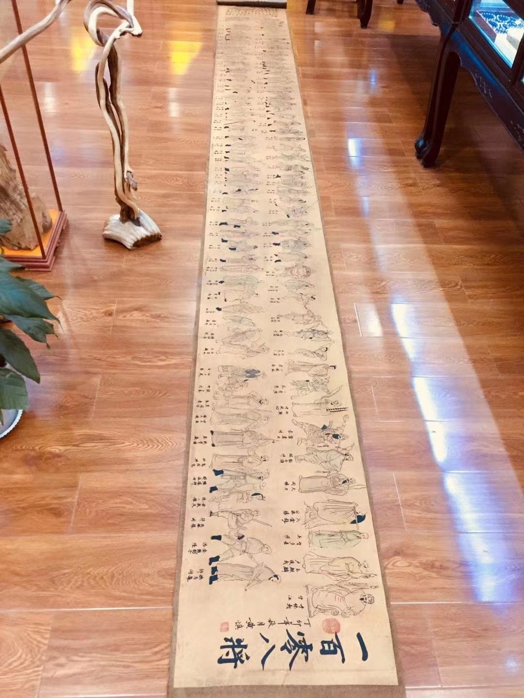 早年古画一幅梁山好汉低价出不议价 早年收藏，长近四米，保存完好无损，人物刻画惟妙惟肖，落款清晰，喜欢的朋友不要错过