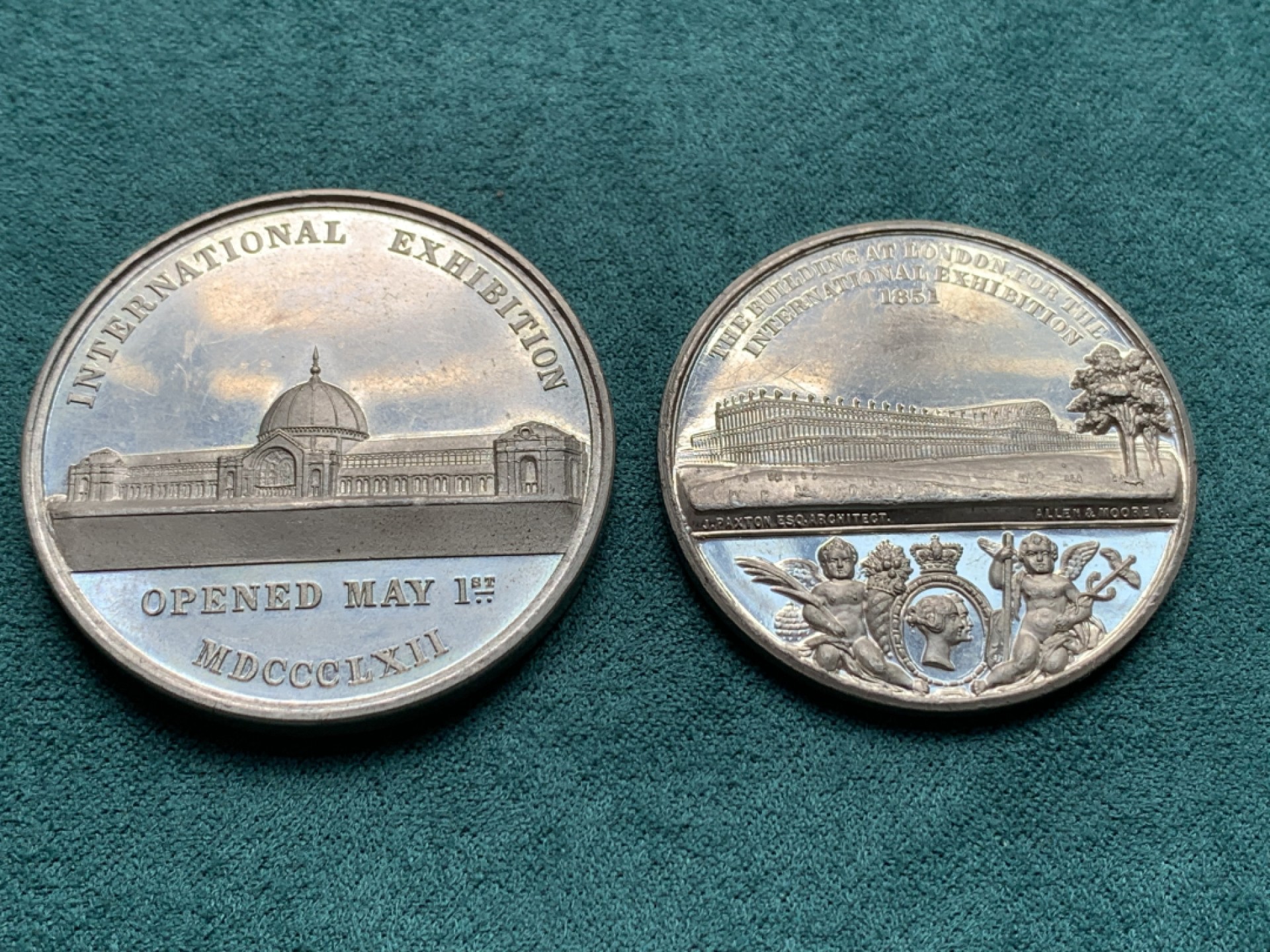 《竞宝斋》第146场-周日，周一 2场 (全场包邮) 英国世博纪念章2枚 状态良好，高点具在，1851年世博会纪念章一枚，以及1862年世博会纪念章，白金属，都是少见品种。细节描写的非常好 41.5mm，38.7mm
