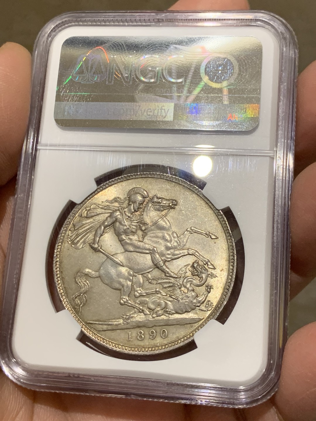 《竞宝斋》第146场-周日，周一 2场 (全场包邮) NGC-MS63 英国 1890年维多利亚高冠 马剑银币 底板完美，淡包浆，N盒同分11枚，更高分仅9枚