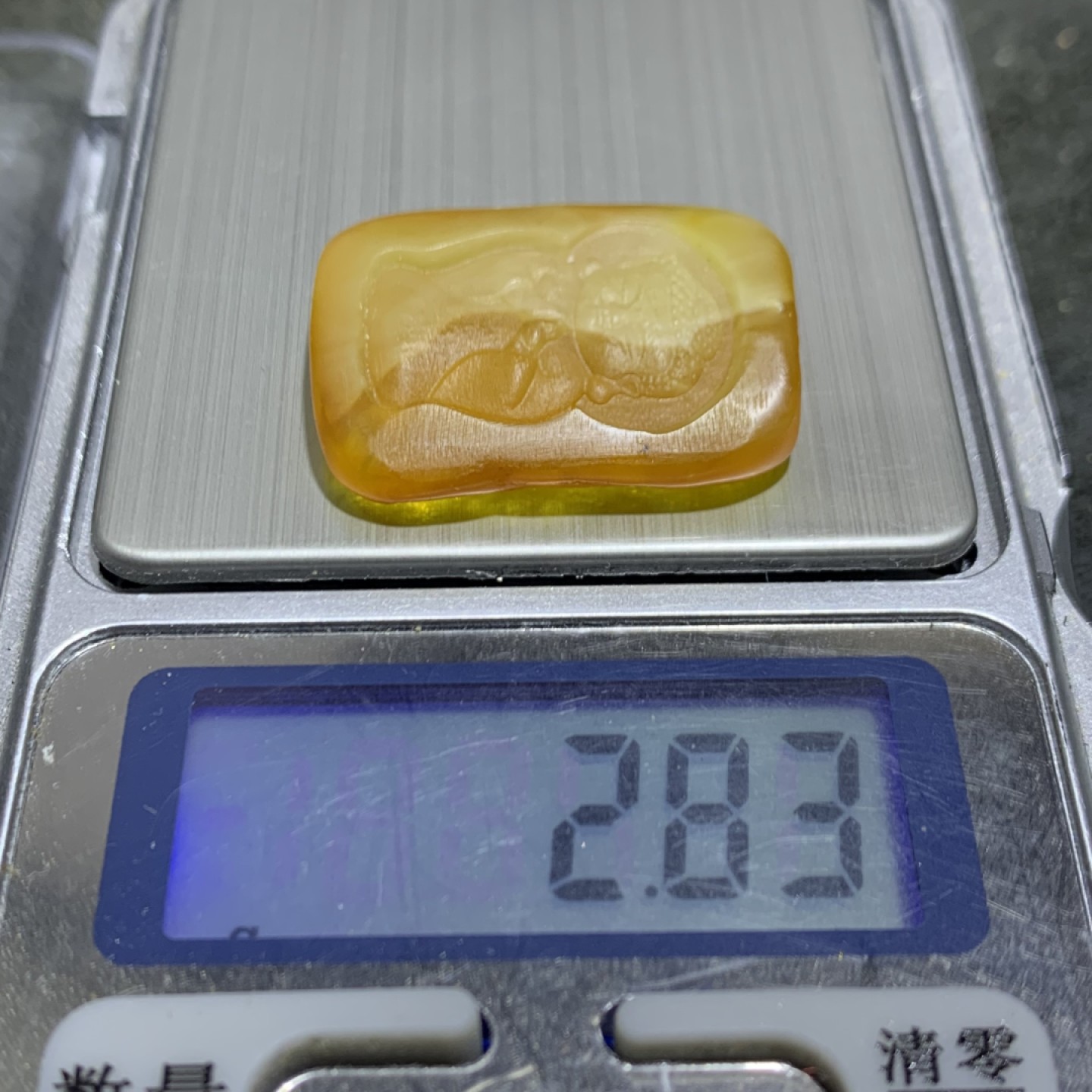 精美天然乌克兰蜜蜡原石雕刻宝宝佛小吊坠一个，