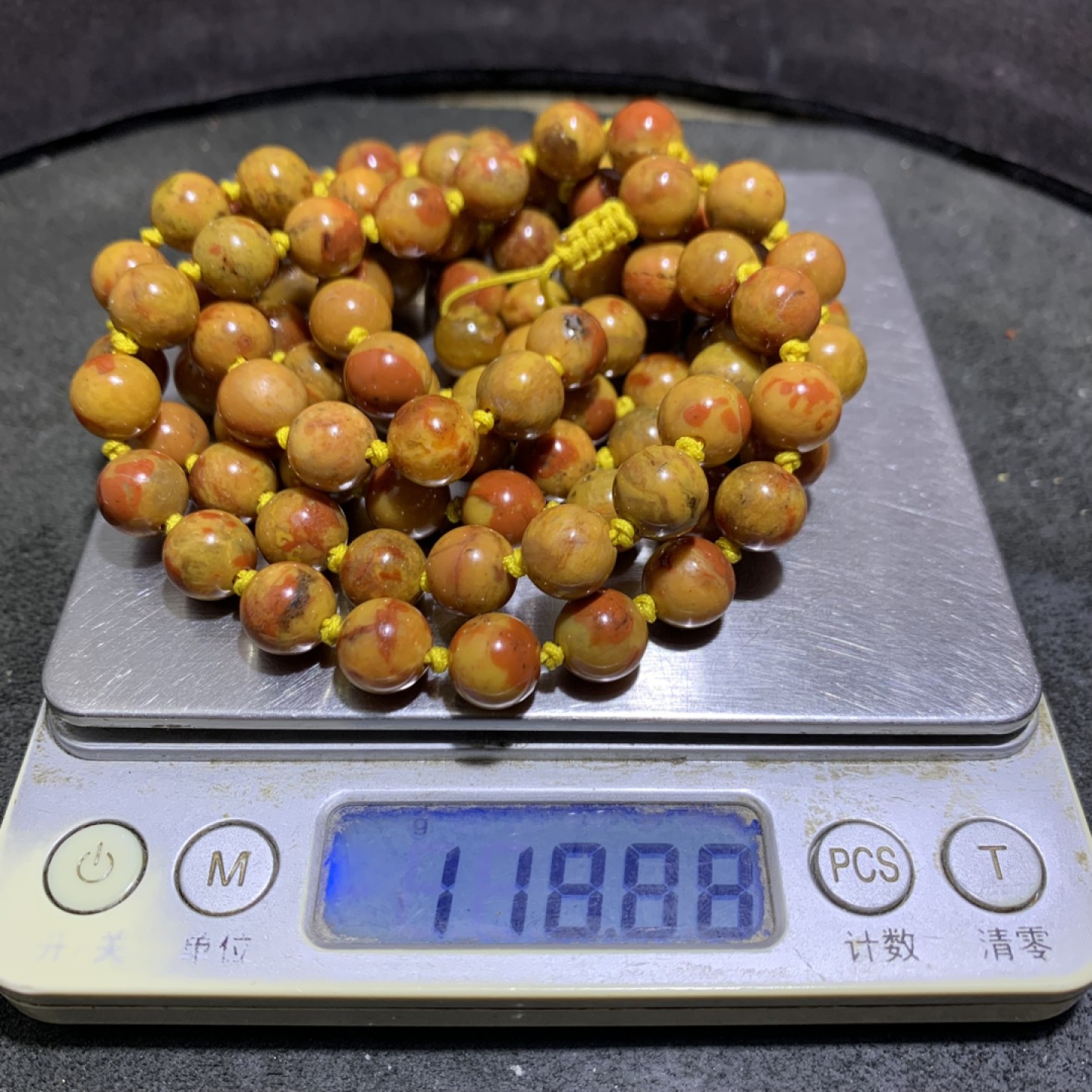 精美蒙料战国红玛瑙108圆珠手串一条，