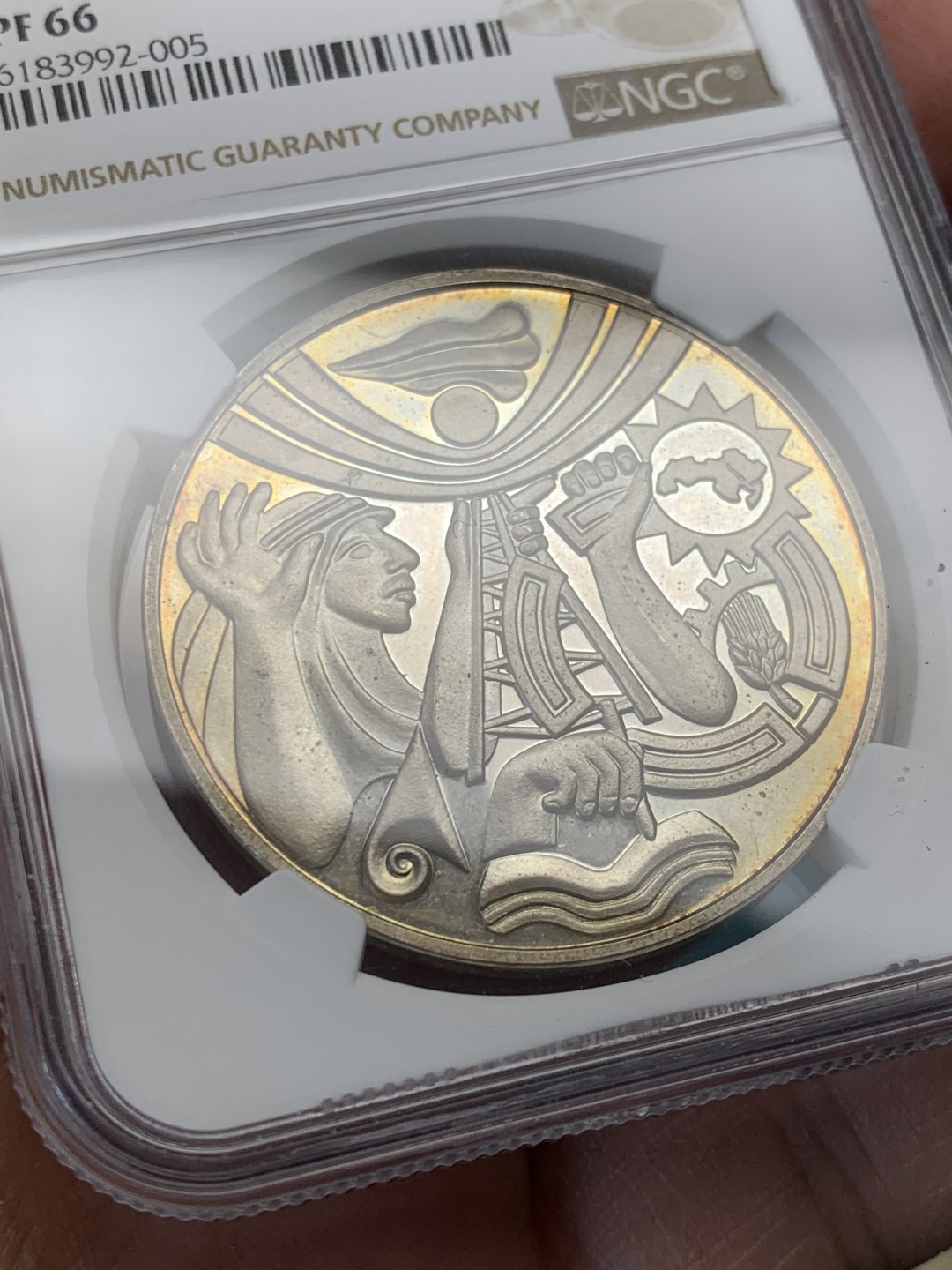 《竞宝斋》第146场-周日，周一 2场 (全场包邮) NGC-PF66 伊拉克AH1398年 十周年革命纪念 1盎司银章 淡彩包浆 非常漂亮