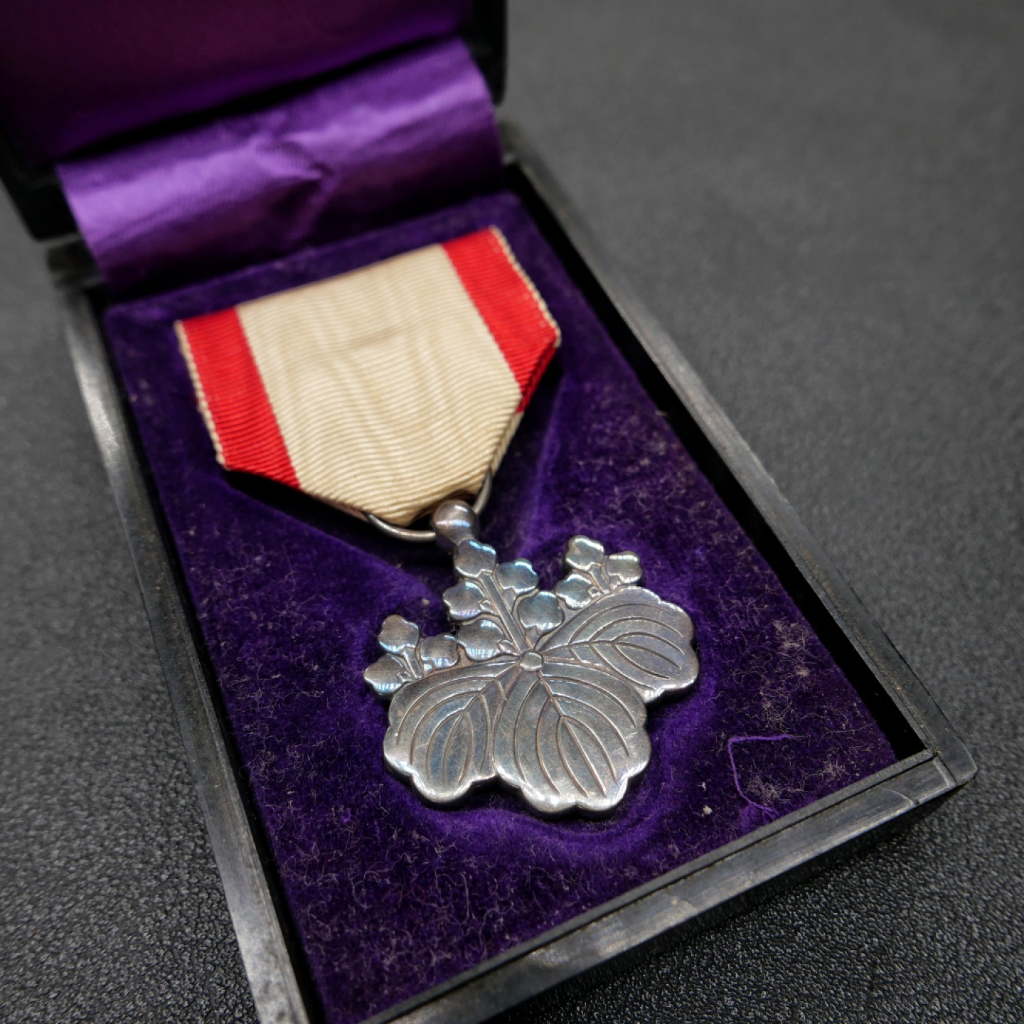 勋章奖章交易所3月25日拍卖 日本八等白叶勋章，银质