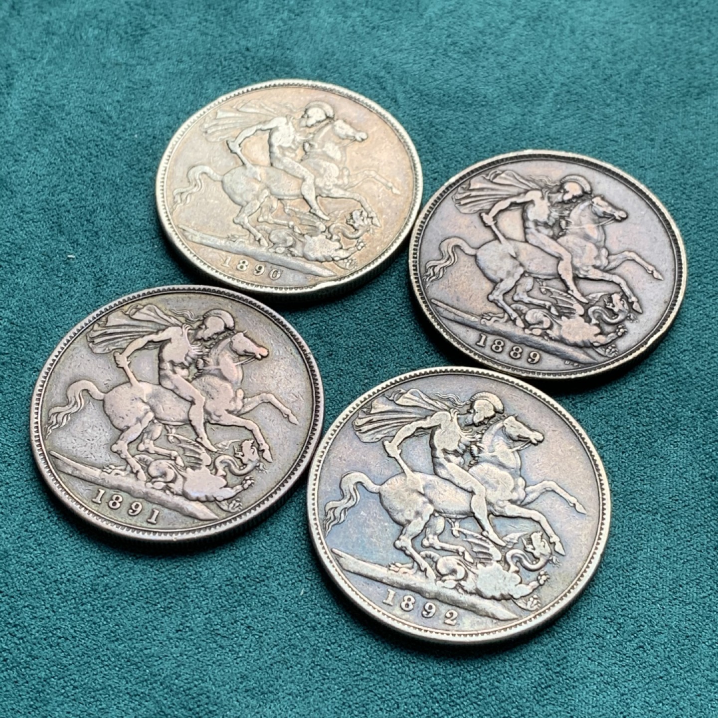 《竞宝斋》第146场-周日，周一 2场 (全场包邮) 4枚一起 英国维多利亚高冠马剑克朗一组四枚，1889+1890+1891+1892，流通品相老包浆