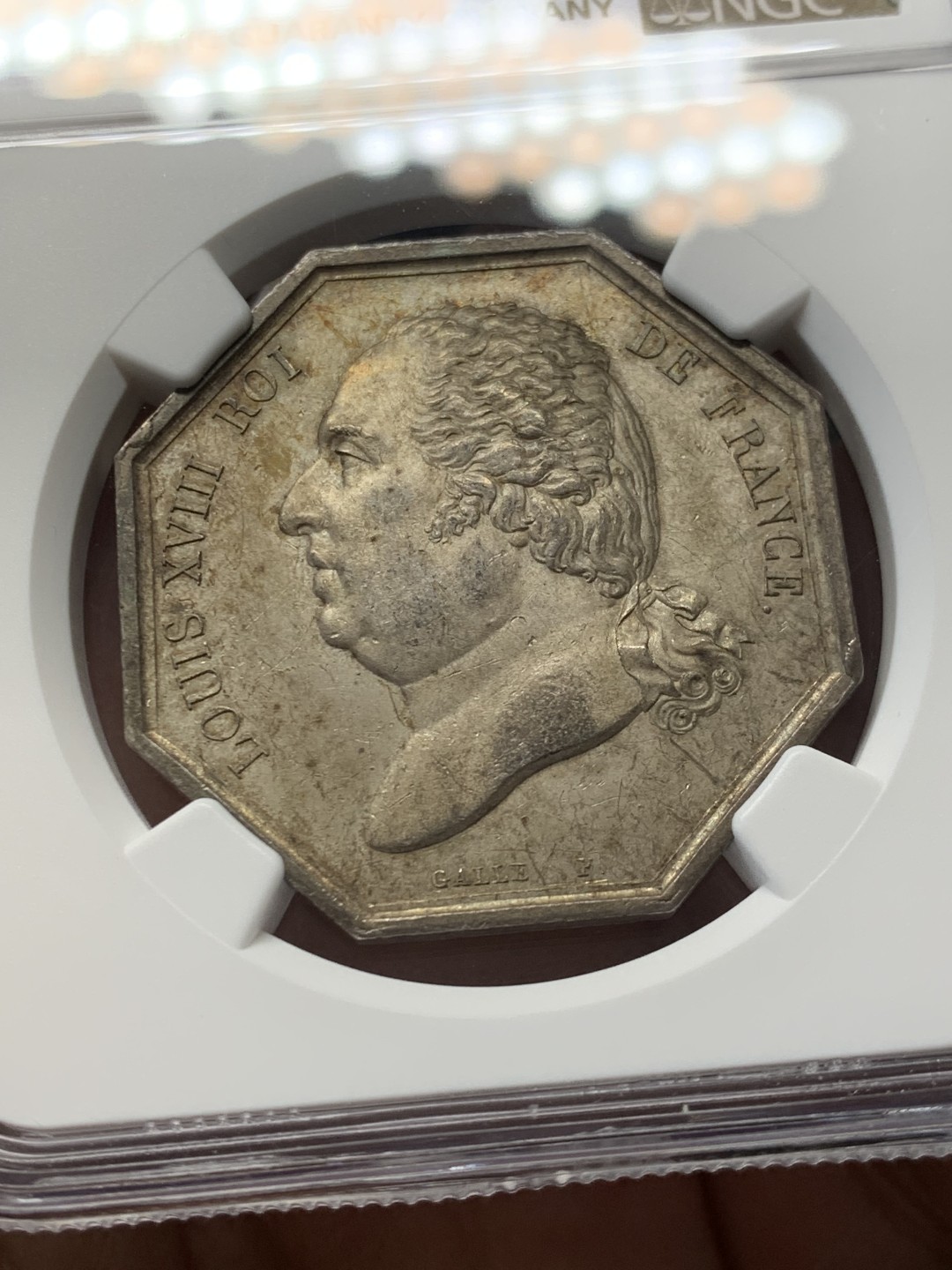 《竞宝斋》第146场-周日，周一 2场 (全场包邮) NGC MS62 法国 路易十八头像 巴黎商业 八角银质代币 背面帆船细节满满