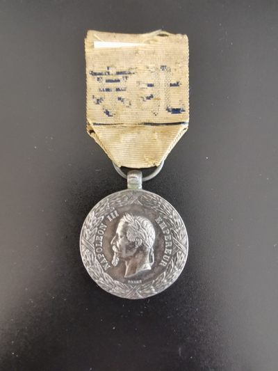 盛世勋华——号角文化勋章邮票模型专场拍卖第95期 - 法国1858-60年第二次鸦片战争奖章 银制 带银标  带原绶带 官发barre版（最安全的版本，该章其他版本有不少假章，该章包老包真）