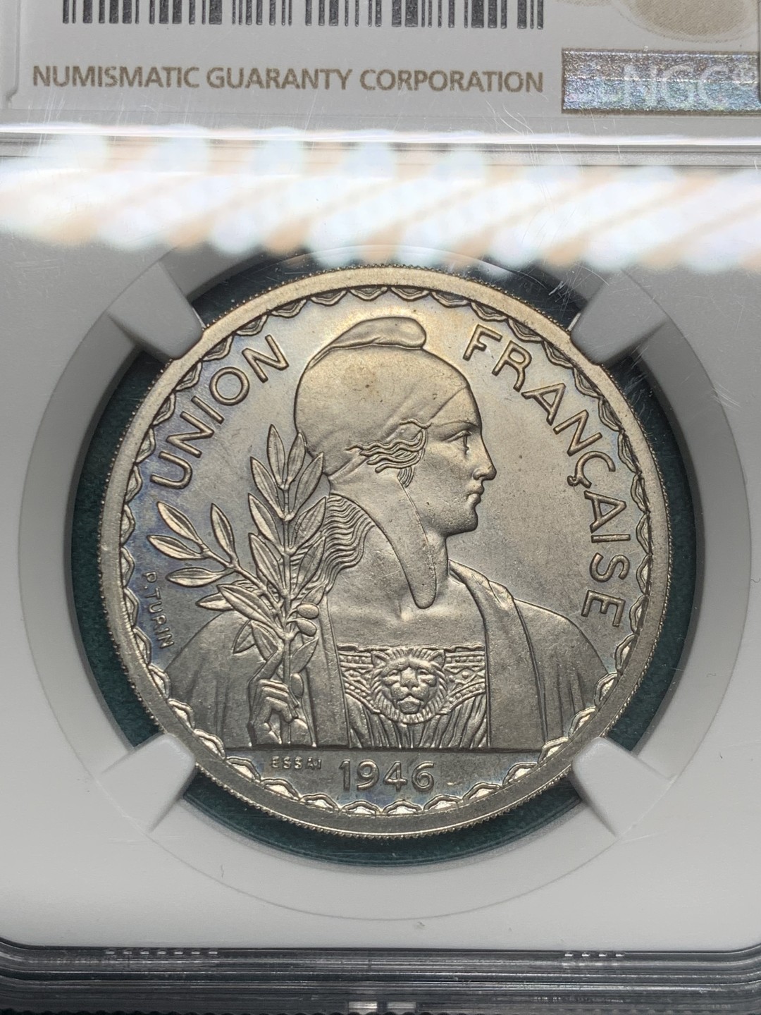 《竞宝斋》第146场-周日，周一 2场 (全场包邮) NGC MS62 1946年法国属印支1皮亚斯特铜镍合金样币，发行量仅1100枚（记录在册）！非常稀少的大珍，签字版样币。essai为样币的意思，觉应该是SP才对，不知道为什么给了MS。66分最新成交价为5200元。