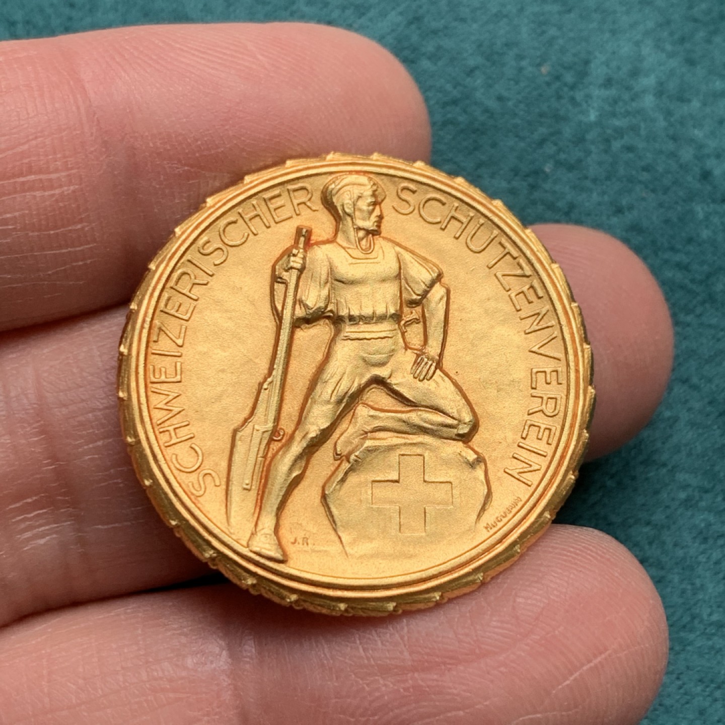《竞宝斋》第146场-周日，周一 2场 (全场包邮) 1920-1930年代 瑞士射击节 300米步枪射击纪念银镀金纪念章，发行量小于500枚，重量14.7克。直径30MM 细节见图