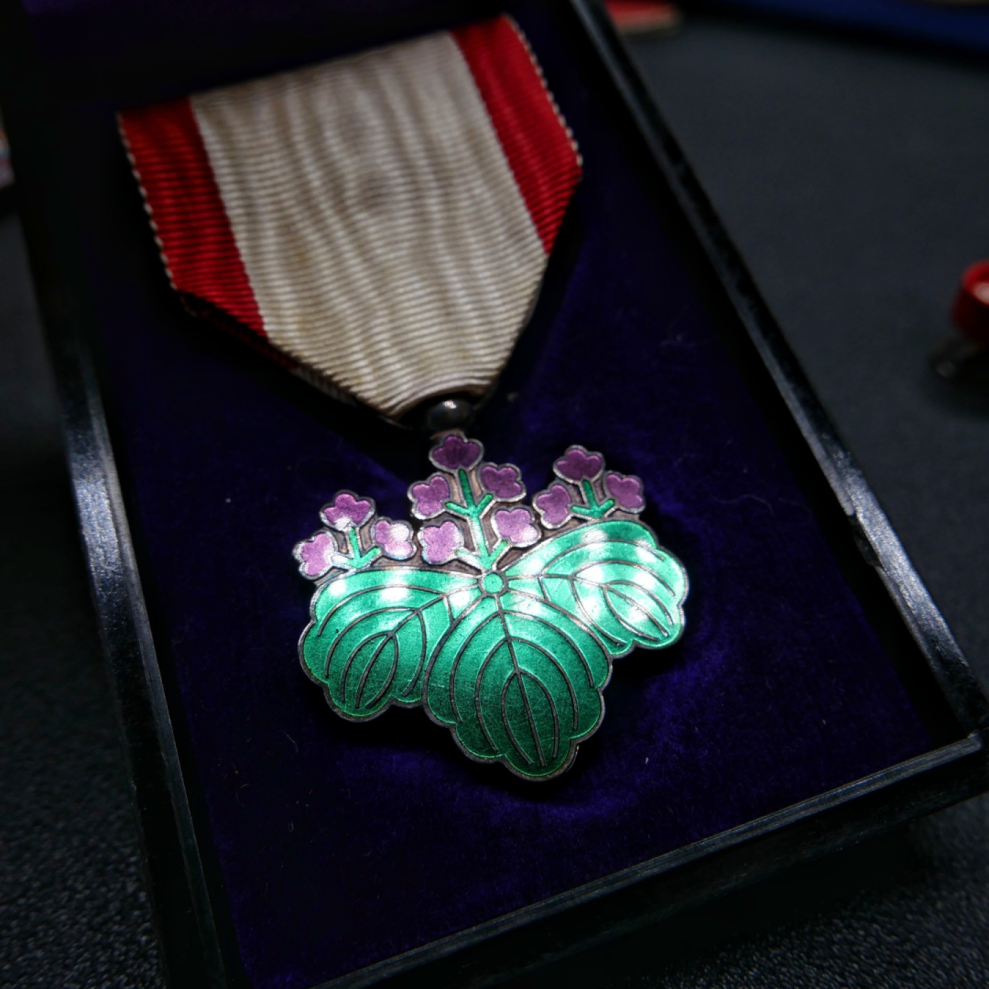 勋章奖章交易所3月25日拍卖 日本七等青叶勋章，银质珐琅