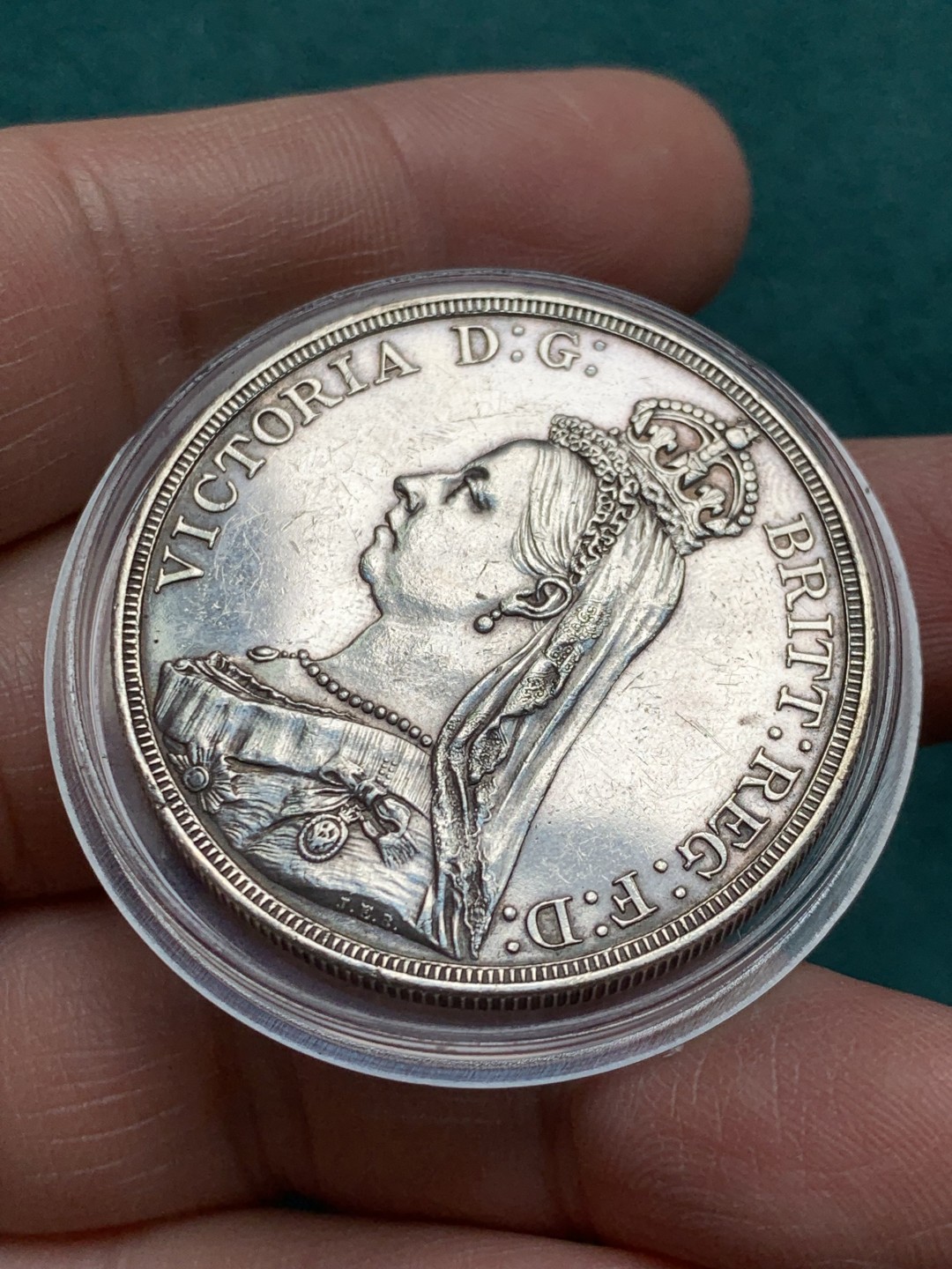 《竞宝斋》第146场-周日，周一 2场 (全场包邮) 英国 1887年 维多利亚女王 高冠版 克朗马剑 大银币 细节好 状态见图