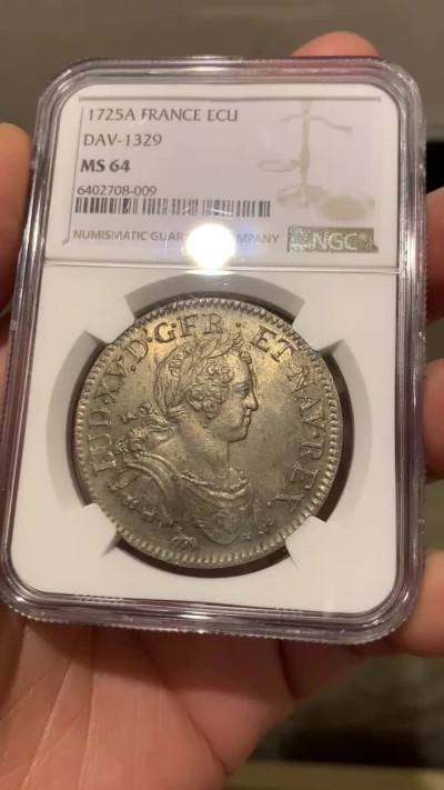 《竞宝斋》第146场-周日，周一 2场 (全场包邮) NGC MS64 法国 1725年 路易十五 年轻头像 埃居大银币 近乎完美的状态！