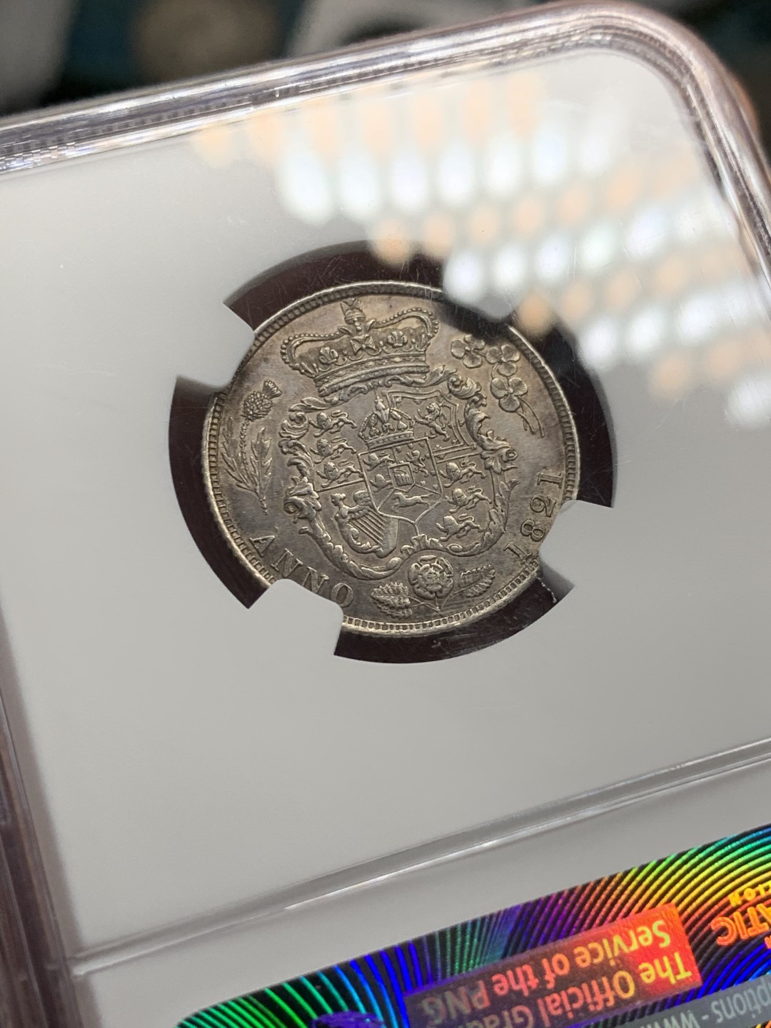 《竞宝斋》第146场-周日，周一 2场 (全场包邮) NGC-AU55 英国 1821年乔治四世三花版1先令银币 著名单年版本，漂亮的三花。实物转光，状态很好，给分略显保守