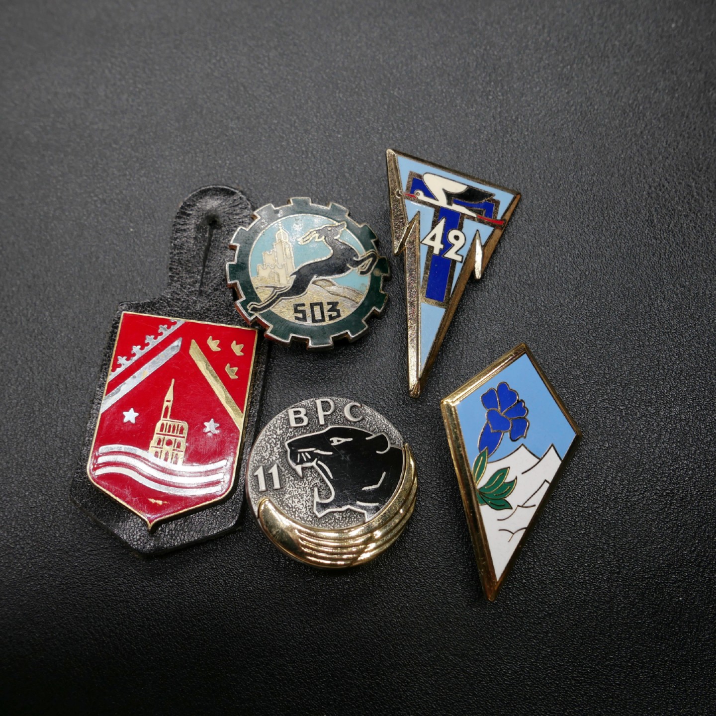 勋章奖章交易所3月25日拍卖 法国徽章一套，5枚一组带背针