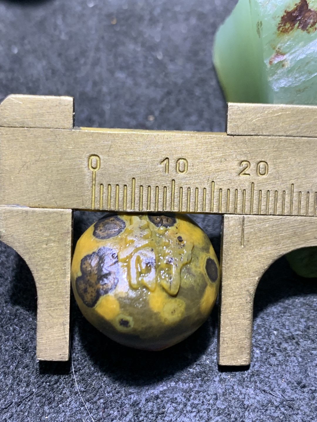 精美原皮冰飘晶洞亚光天眼纹战国红玛瑙手工雕刻静字吊坠一个，