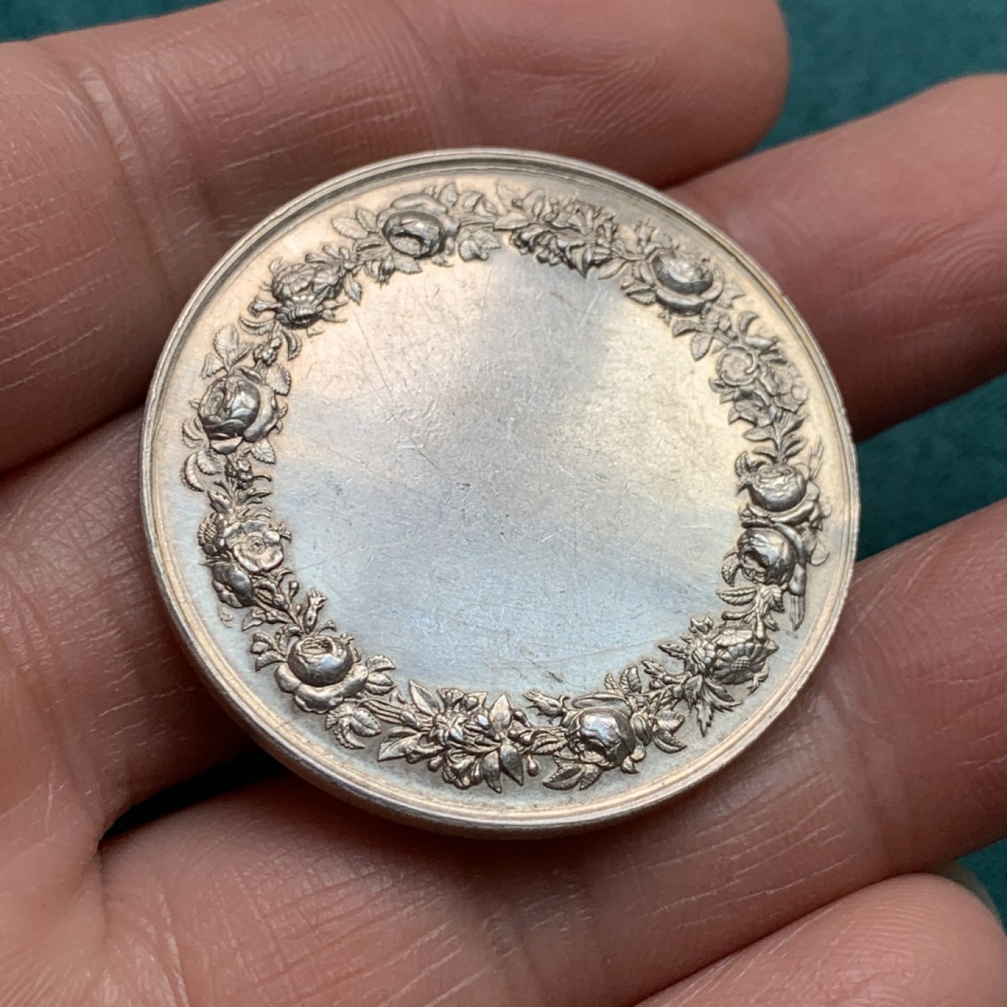 《竞宝斋》第146场-周日，周一 2场 (全场包邮) 法国结婚纪念银章  重量：21.7gr  直径：36mm 边铭：蜜蜂+银标 牧师祝福 少见品种