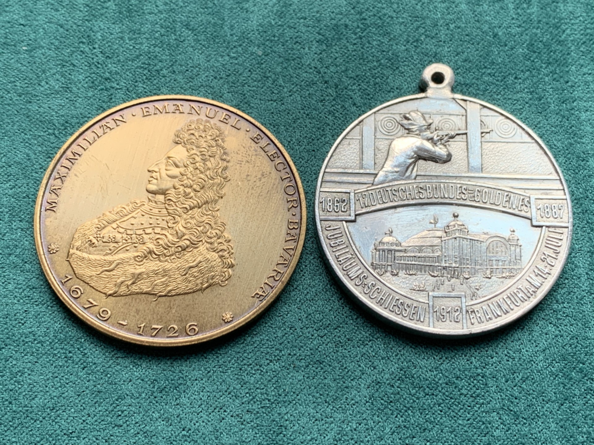 《竞宝斋》第146场-周日，周一 2场 (全场包邮) 德国纪念章2枚，白色金属为德国1912年一战法兰克福射击节纪念章，39.3mm,作者juli steulm,价格倒挂，国外numisbids拍卖成交价为55欧元，另外一枚为巴伐利亚选帝侯马克西米利安二世（Maximilian II. Emanuel；1662年7月11日-1726年2月26日）纪念章。40.3mm，39.2mm