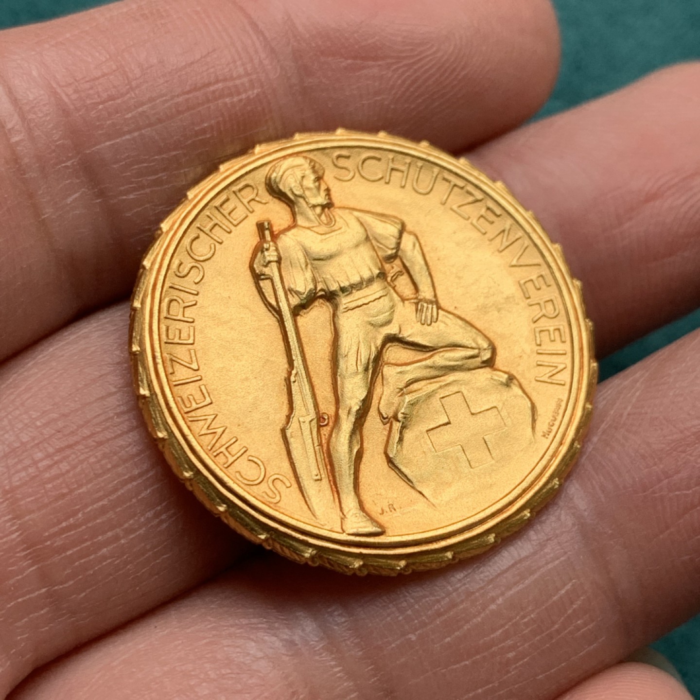 《竞宝斋》第146场-周日，周一 2场 (全场包邮) 1920-1930年代 瑞士射击节 300米步枪射击纪念银镀金纪念章，发行量小于500枚，重量14.7克。直径30MM 细节见图