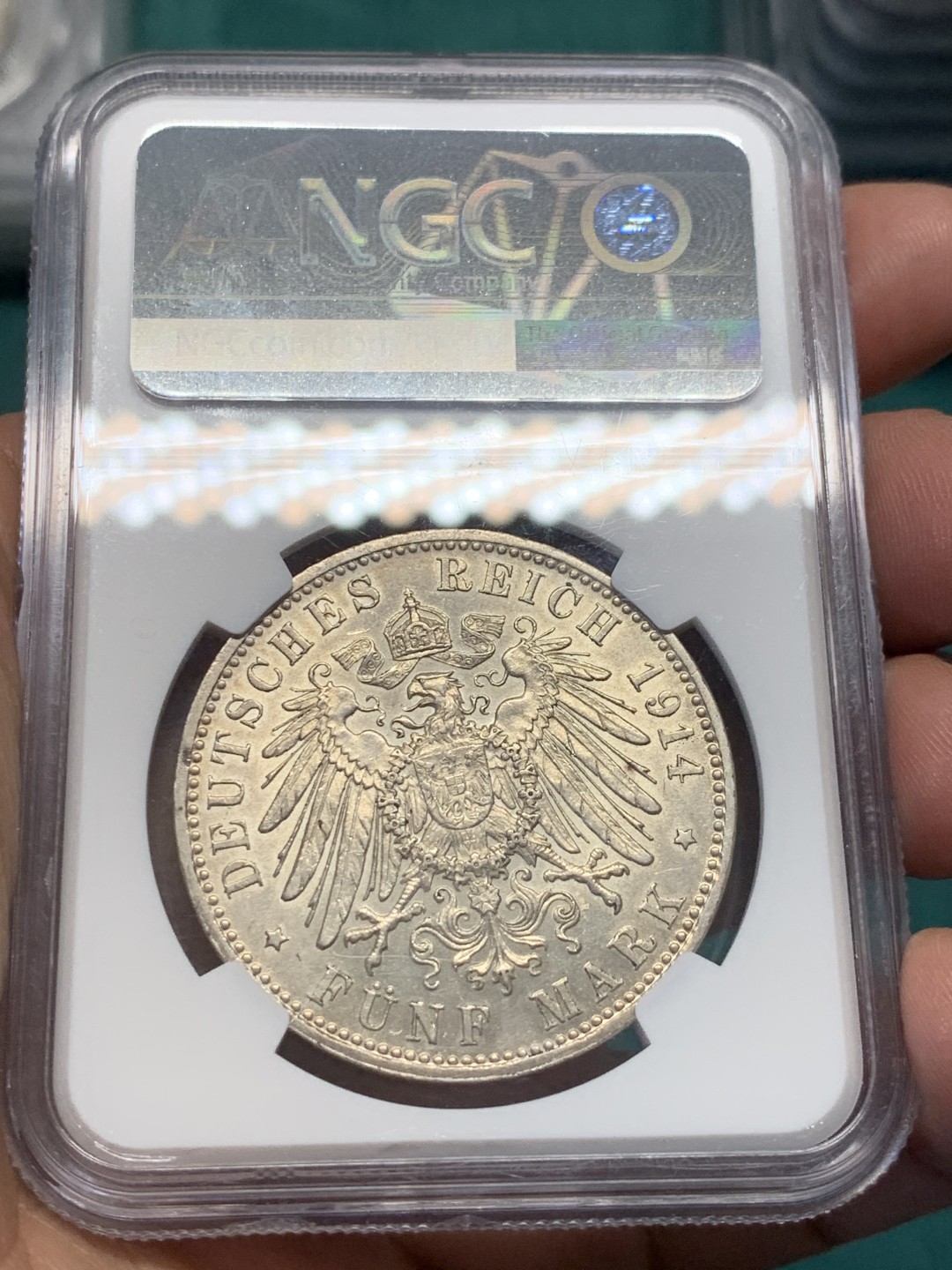 《竞宝斋》第146场-周日，周一 2场 (全场包邮) NGC-UNCD 德国1914年 巴伐利亚5马克银币 带淡包浆和转光，可惜正面上方有小磕ngc不给分