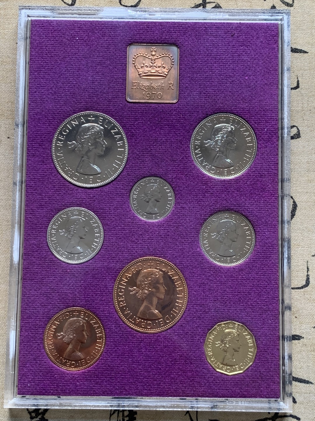 《竞宝斋》第146场-周日，周一 2场 (全场包邮) 英国 1970年 原盒原证 关门年份 英国12进制精制套币 最后一套12进制英国套币 随后发行的套币均为10进制新便士体系