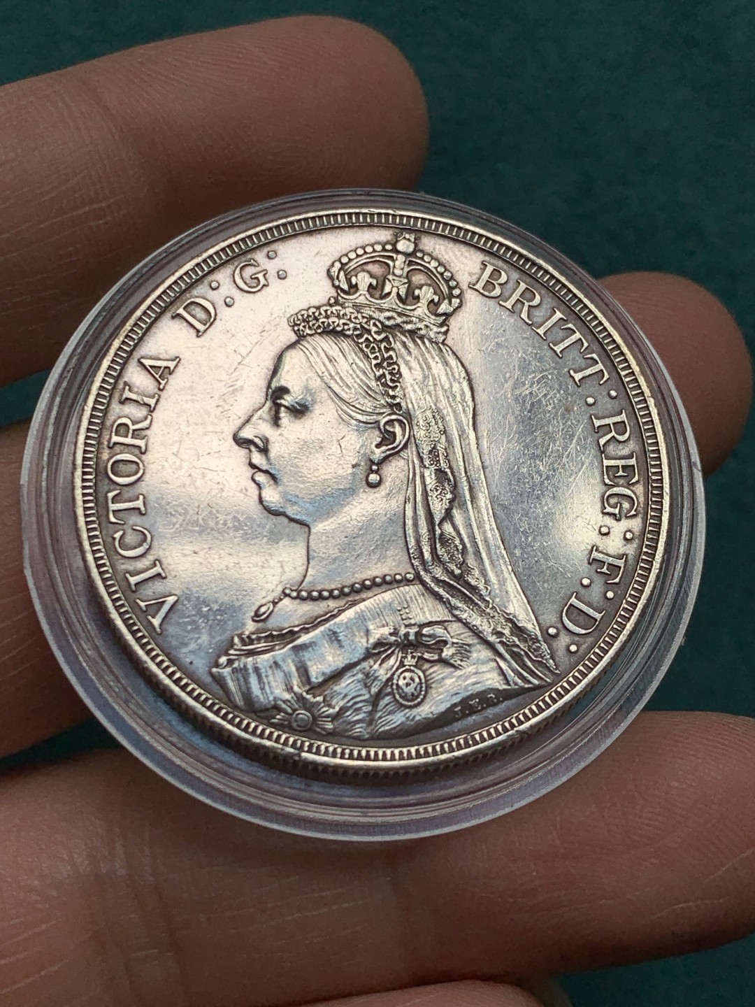 《竞宝斋》第146场-周日，周一 2场 (全场包邮) 英国 1887年 维多利亚女王 高冠版 克朗马剑 大银币 细节好 状态见图