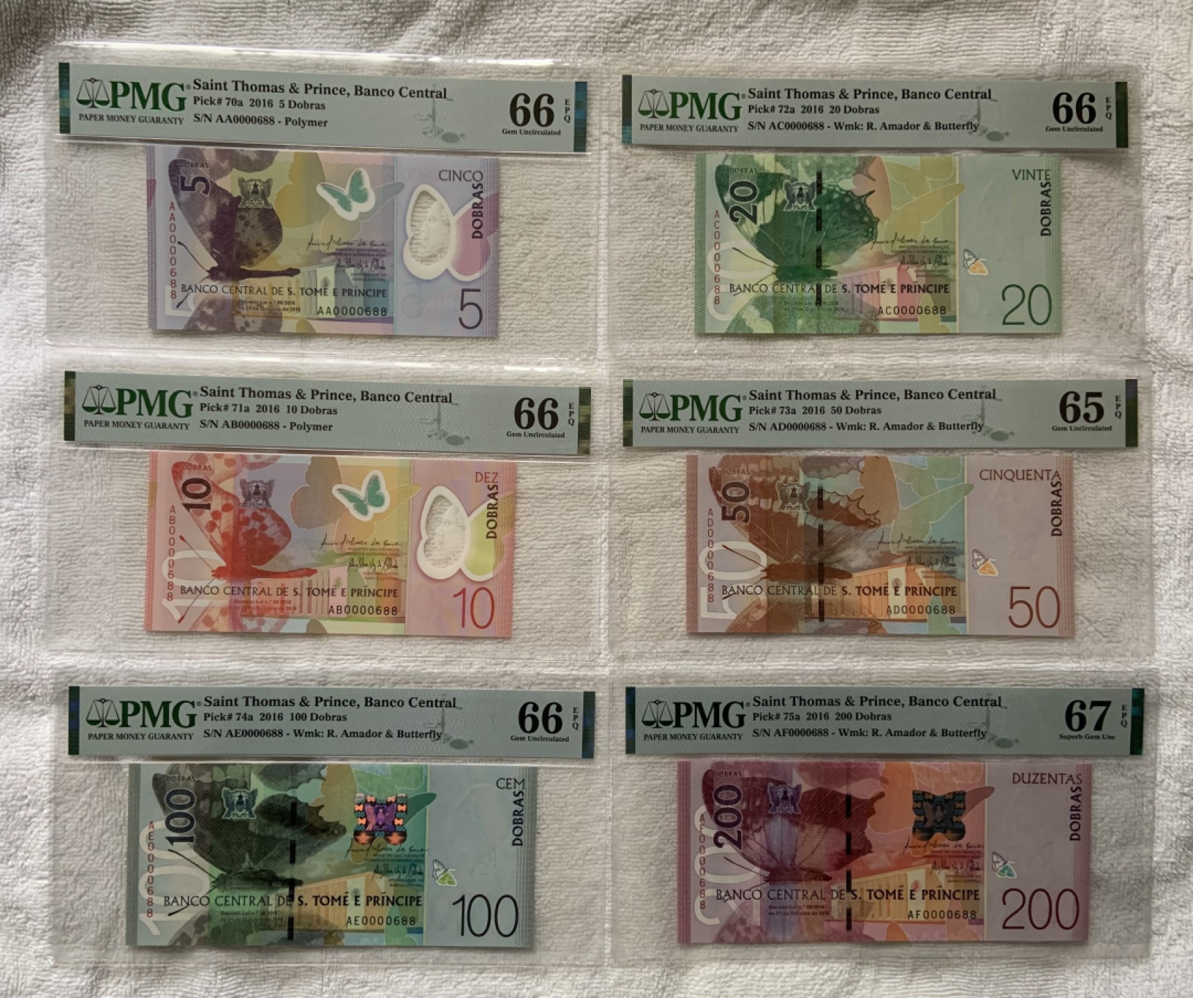 收藏联盟Quantum Auction 第242期拍卖  圣多美和普林西比2016年5-200多巴斯首发冠全同百位号 PMG65-67  号码无47且为倒置号 第二个字母是面值代码