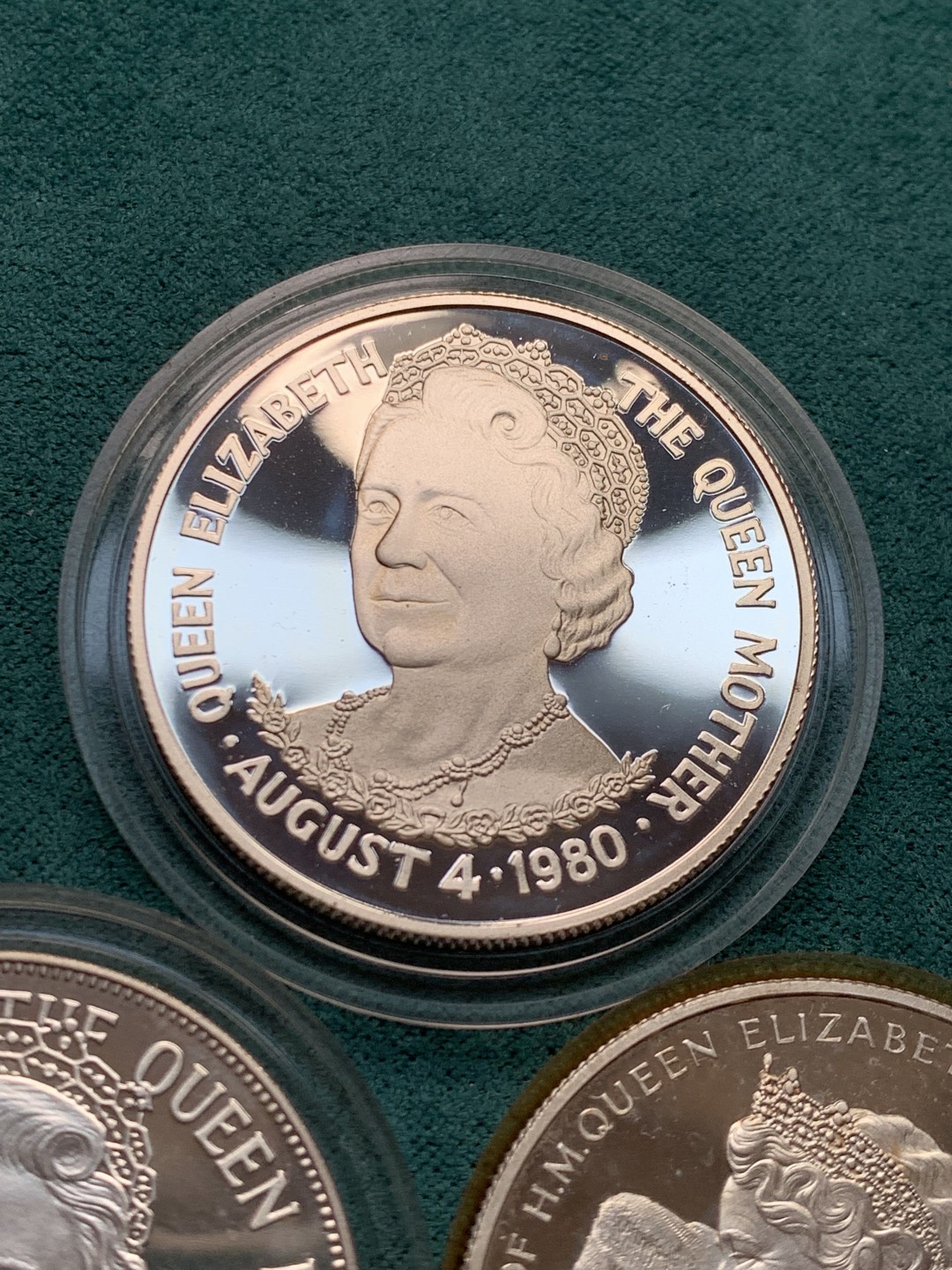 《竞宝斋》第146场-周日，周一 2场 (全场包邮) 马恩岛－直布罗陀-特里斯坦达库尼亚1980年女王母亲1克朗精制纪念银币3枚套