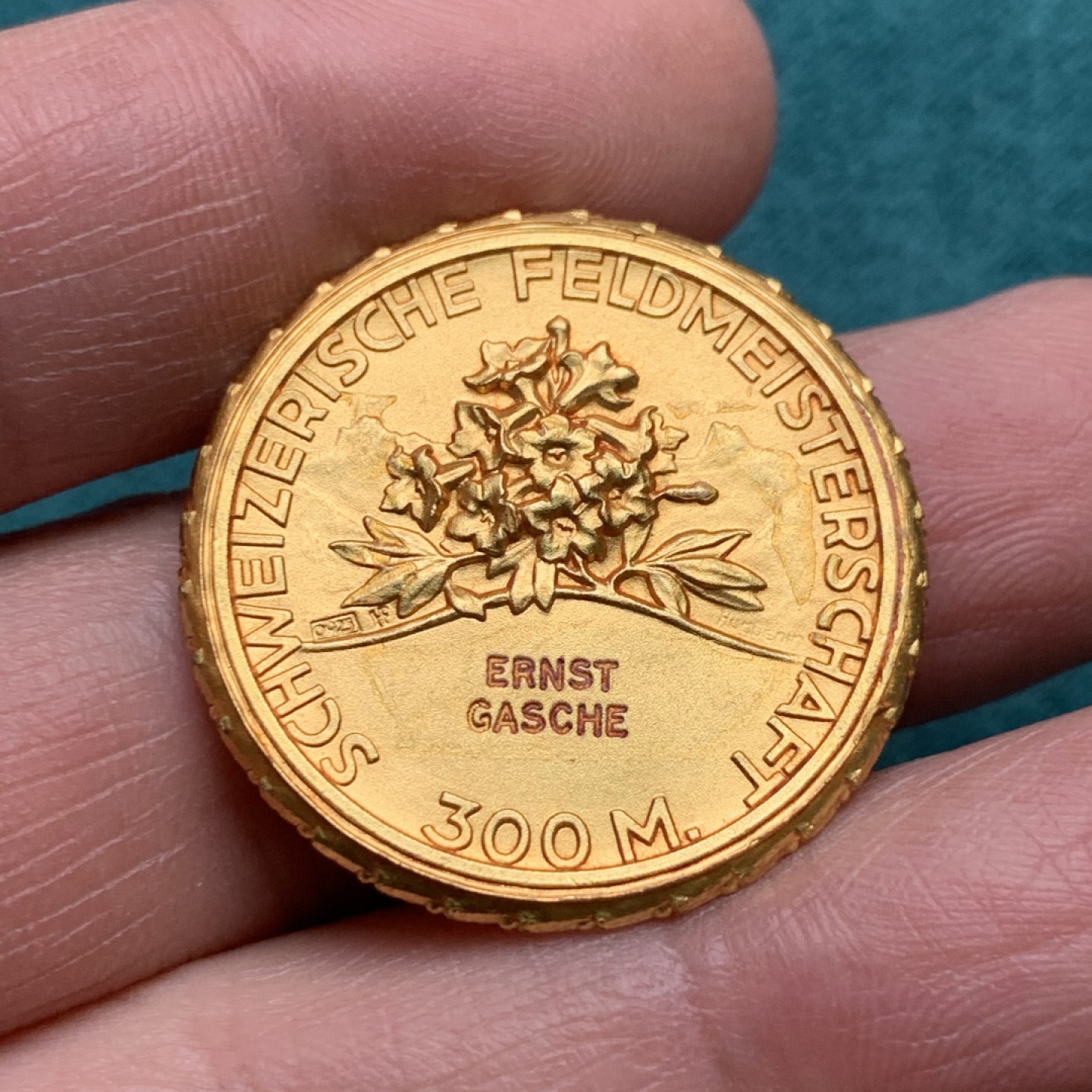 《竞宝斋》第146场-周日，周一 2场 (全场包邮) 1920-1930年代 瑞士射击节 300米步枪射击纪念银镀金纪念章，发行量小于500枚，重量14.7克。直径30MM 细节见图