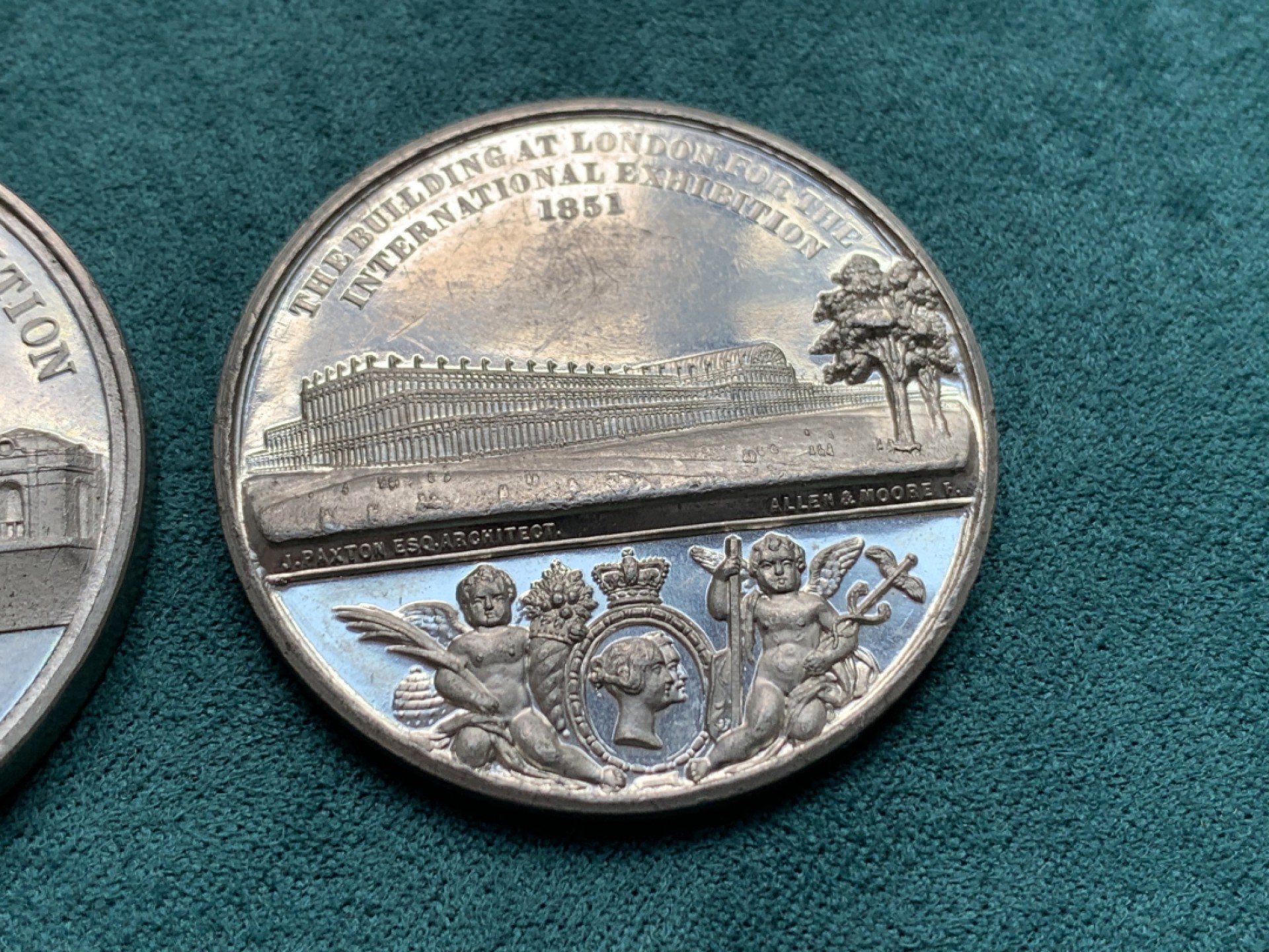 《竞宝斋》第146场-周日，周一 2场 (全场包邮) 英国世博纪念章2枚 状态良好，高点具在，1851年世博会纪念章一枚，以及1862年世博会纪念章，白金属，都是少见品种。细节描写的非常好 41.5mm，38.7mm