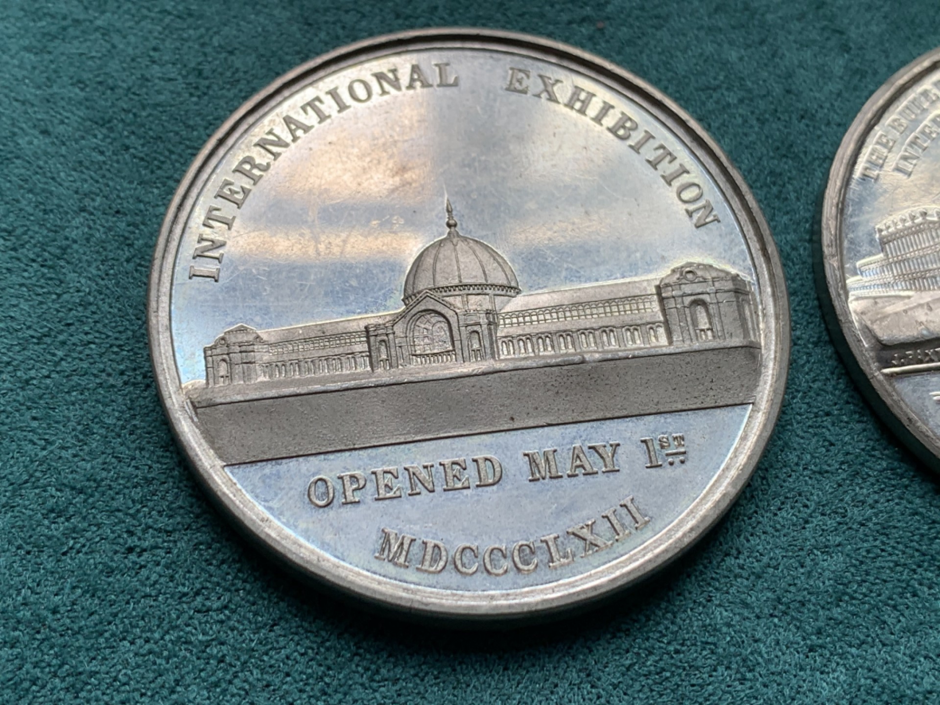 《竞宝斋》第146场-周日，周一 2场 (全场包邮) 英国世博纪念章2枚 状态良好，高点具在，1851年世博会纪念章一枚，以及1862年世博会纪念章，白金属，都是少见品种。细节描写的非常好 41.5mm，38.7mm