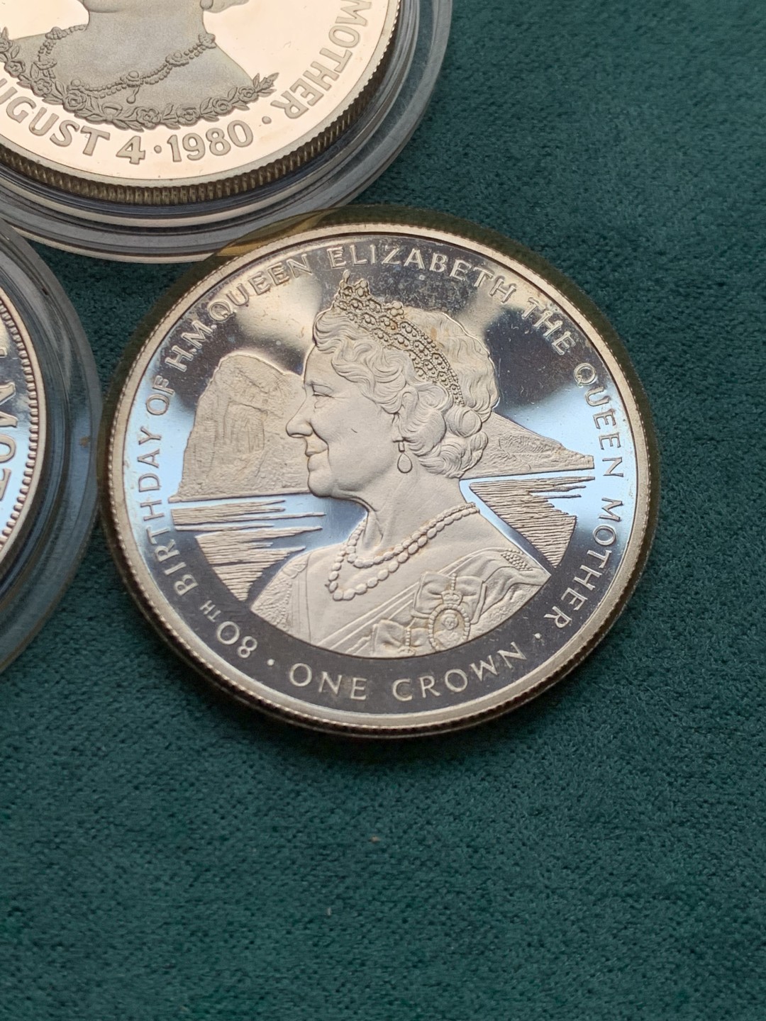 《竞宝斋》第146场-周日，周一 2场 (全场包邮) 马恩岛－直布罗陀-特里斯坦达库尼亚1980年女王母亲1克朗精制纪念银币3枚套