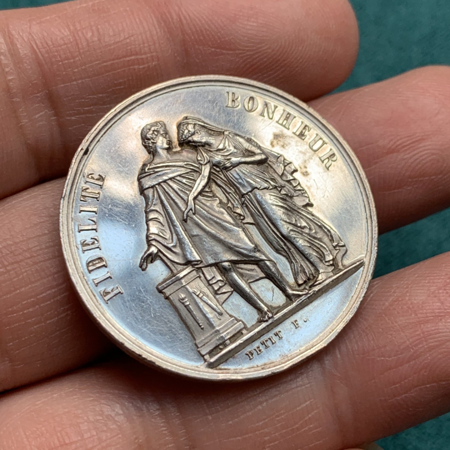 《竞宝斋》第146场-周日，周一 2场 (全场包邮) 法国结婚纪念银章  重量：16.1gr  直径：34mm 边铭：蜜蜂+银标