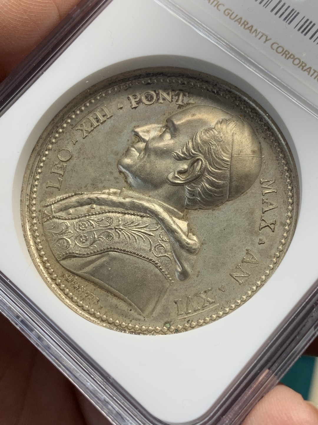 《竞宝斋》第146场-周日，周一 2场 (全场包邮) NGC MS64 教皇国 梵蒂冈 1893年 利奥十三世 教皇祝圣纪念 镀银铜章 高浮雕设计 细节惊人 加厚盒装 可藏