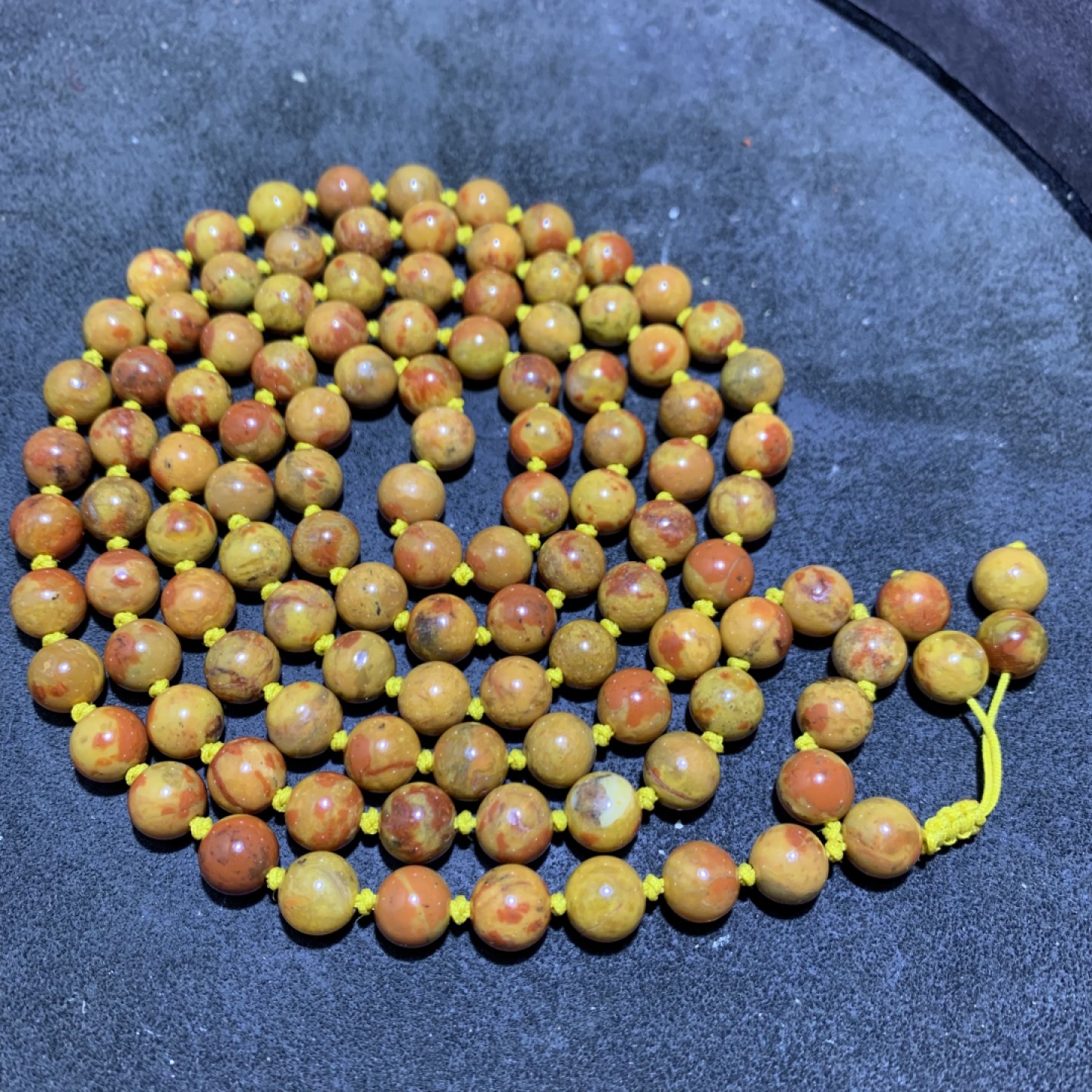 精美蒙料战国红玛瑙108圆珠手串一条，