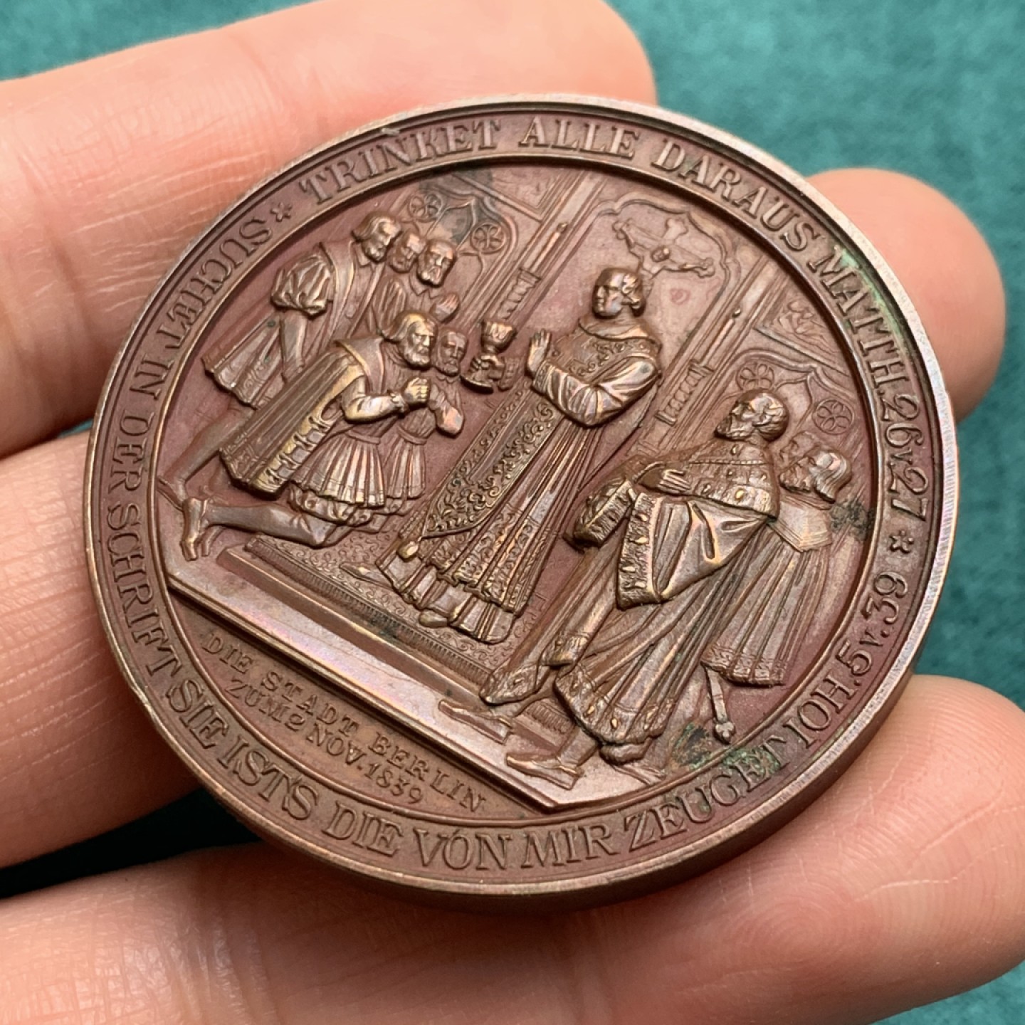 《竞宝斋》第146场-周日，周一 2场 (全场包邮) 1839年德国布兰登堡宗教改革300周年大直径铜章，宗教教廷系列经典品种之一，细节满满，背面中间耶稣受难小像的腹肌线条肉眼清晰可见 52克 45mm