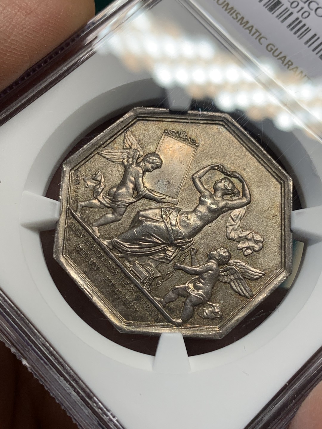 《竞宝斋》第146场-周日，周一 2场 (全场包邮) NGC-MS63 法国1830年 天使嬉戏图 八角大型JETON 银质 顶级品相