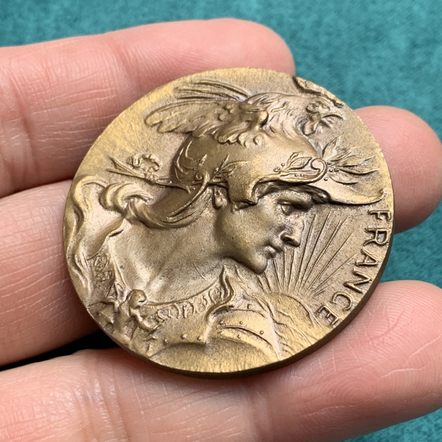 《竞宝斋》第146场-周日，周一 2场 (全场包邮) 法国玛丽安娜公鸡头盔铜章  直径：40mm  重量：29.5g  边铭：厂标