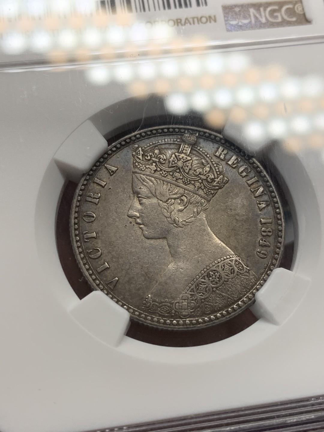 《竞宝斋》第146场-周日，周一 2场 (全场包邮) NGC AU-50 1849英国维多利亚“无神”弗洛林，深灰海洋包浆  MS过万的热门品种，此颗状态无敌适合自藏