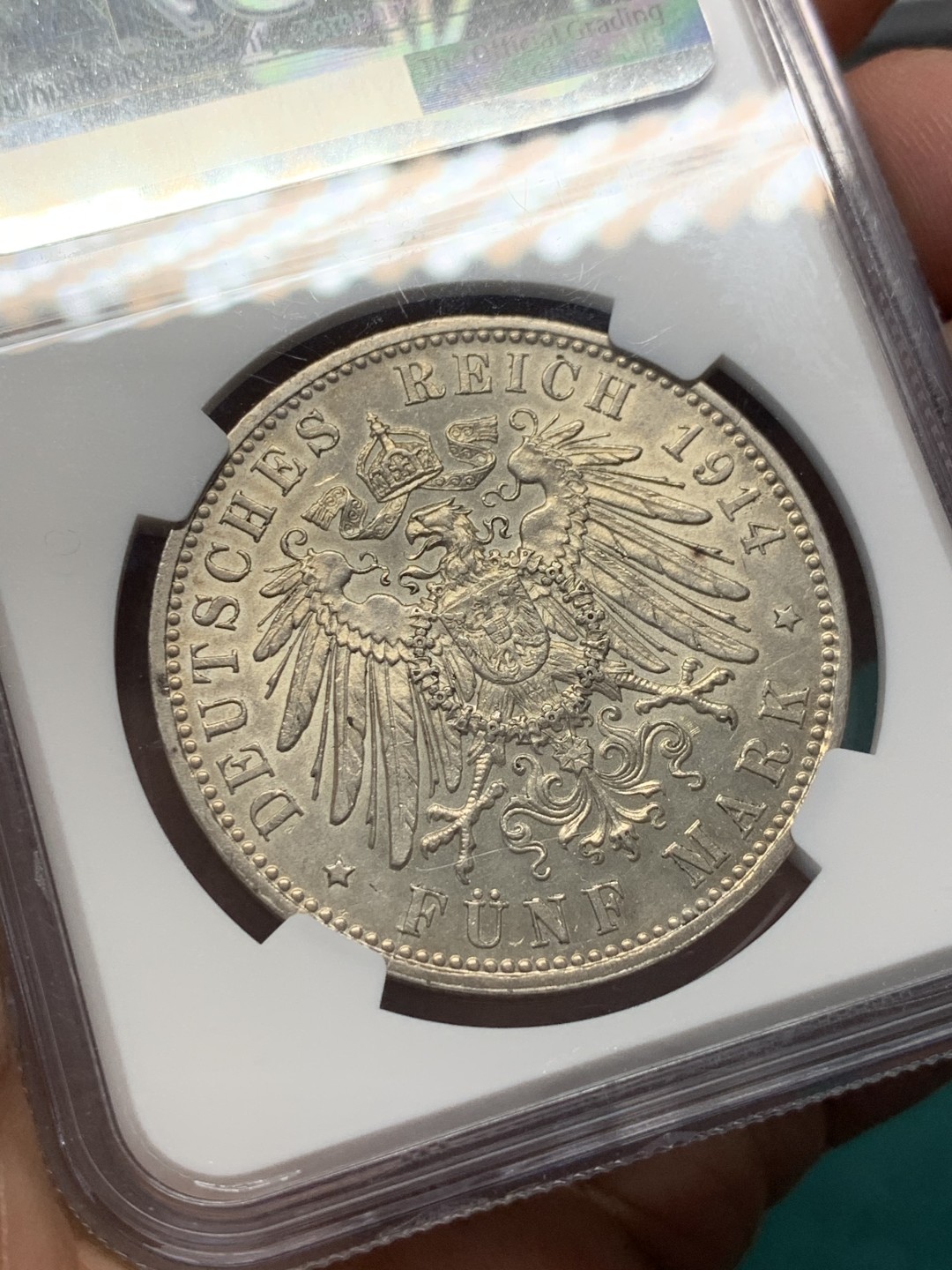 《竞宝斋》第146场-周日，周一 2场 (全场包邮) NGC-UNCD 德国1914年 巴伐利亚5马克银币 带淡包浆和转光，可惜正面上方有小磕ngc不给分