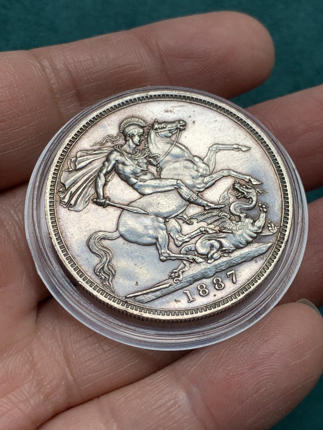 《竞宝斋》第146场-周日，周一 2场 (全场包邮) 英国 1887年 维多利亚女王 高冠版 克朗马剑 大银币 细节好 状态见图