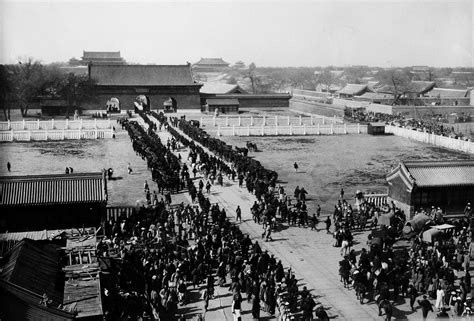 盛世勋华——号角文化勋章邮票专场拍卖第285期 英国1900八国联军侵华奖章 银制带边铭 极少见带北京救援条 授予英国皇家海军恩底弥翁巡洋舰的二等兵伦内尔，该舰7350吨，622人，1900年不仅参与了进攻天津大沽口炮台，更是派兵参与了攻占北京的行动（共291人获得了北京条），该奖章授予1900年6月～8月14日跟随八国联军进攻北京的英军（该条只发到8.14日联军攻入北京，8.15号之后所有人都没条）实发仅有一千多枚，数量极为少见